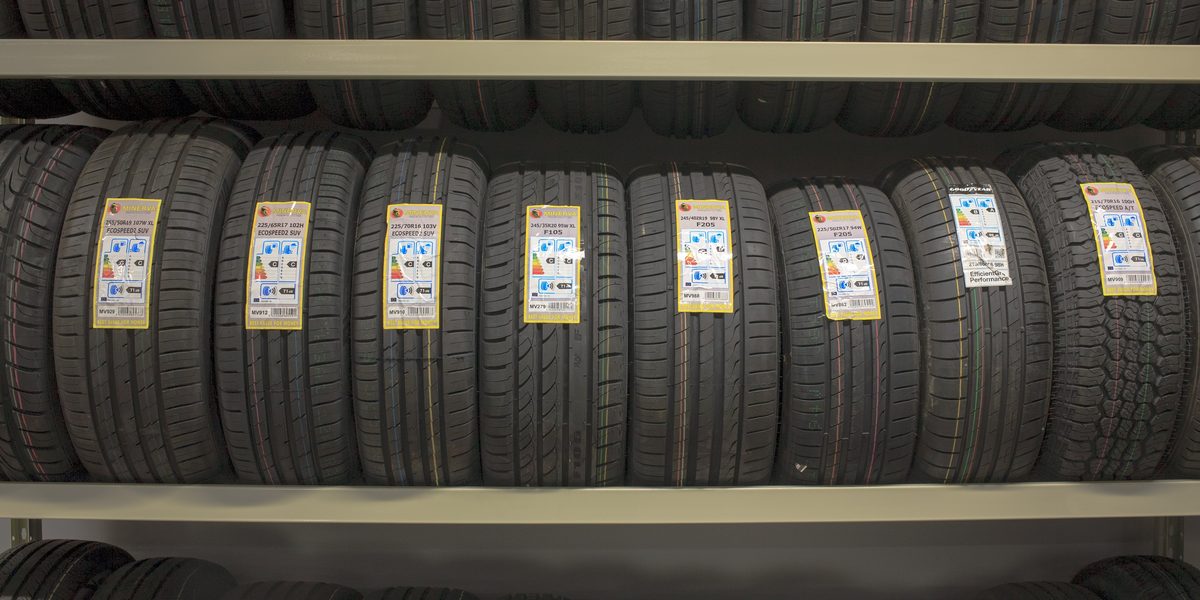 Neumáticos en estantería de tienda con etiquetas EU de eficiencia visibles