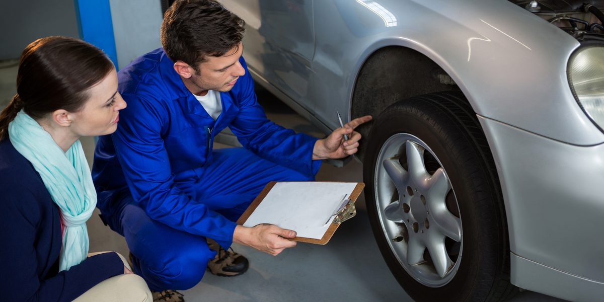 Mecánico revisando el estado de los neumáticos de un vehículo antes de la ITV