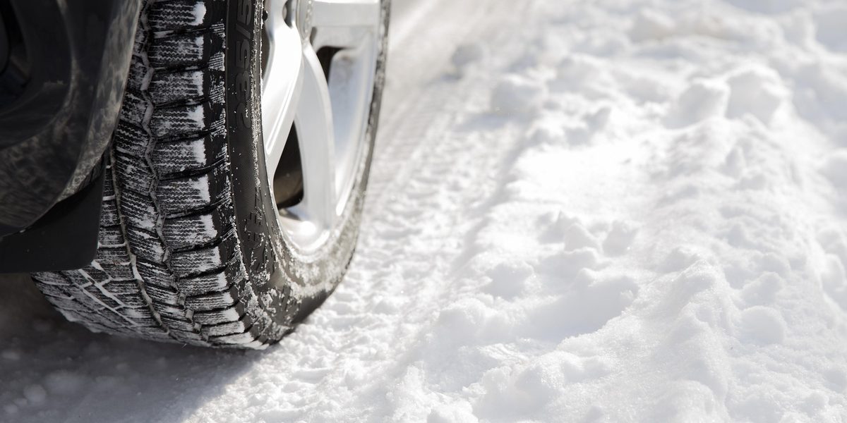 Neumático de invierno con dibujo de lamelas sobre nieve compactada